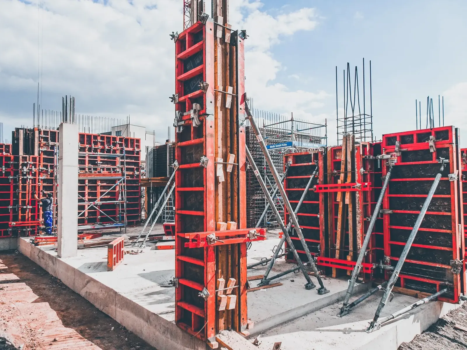 Mini container para obras posicionado em canteiro