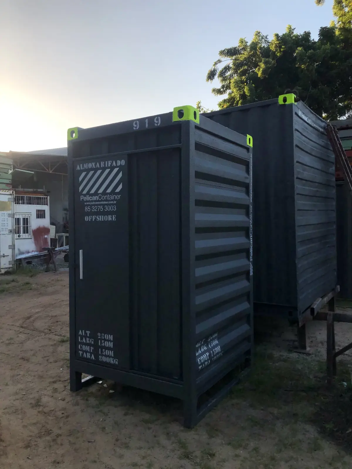 Mini container aberto com ferramentas e materiais organizados