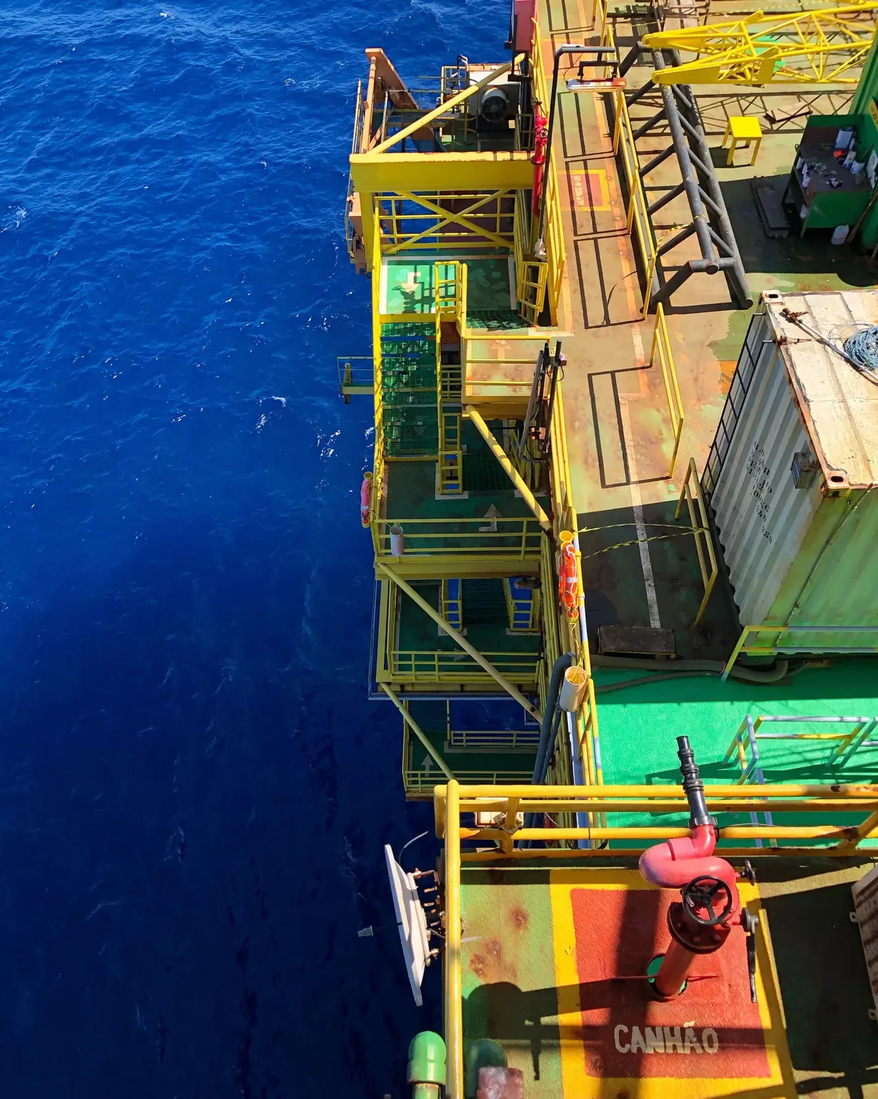 Módulos offshore certificados posicionados em planta industrial