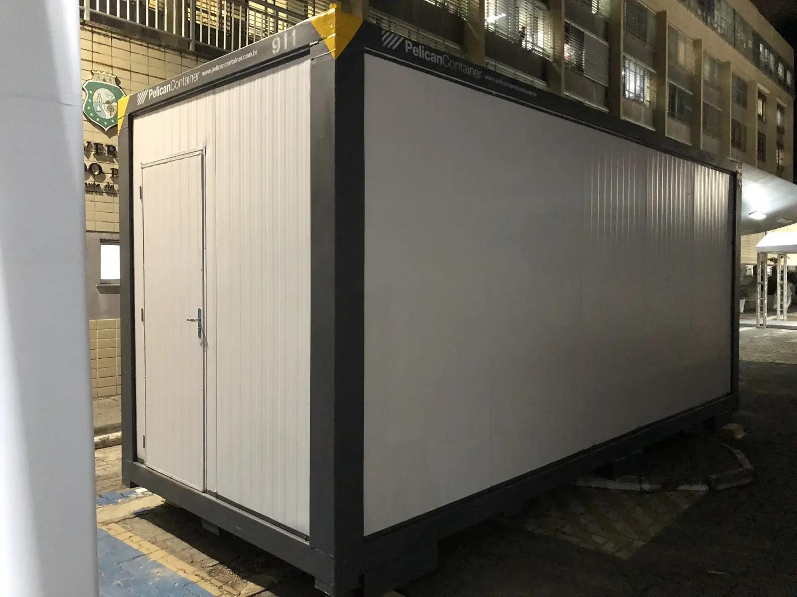 Container modular branco pronto para entrega