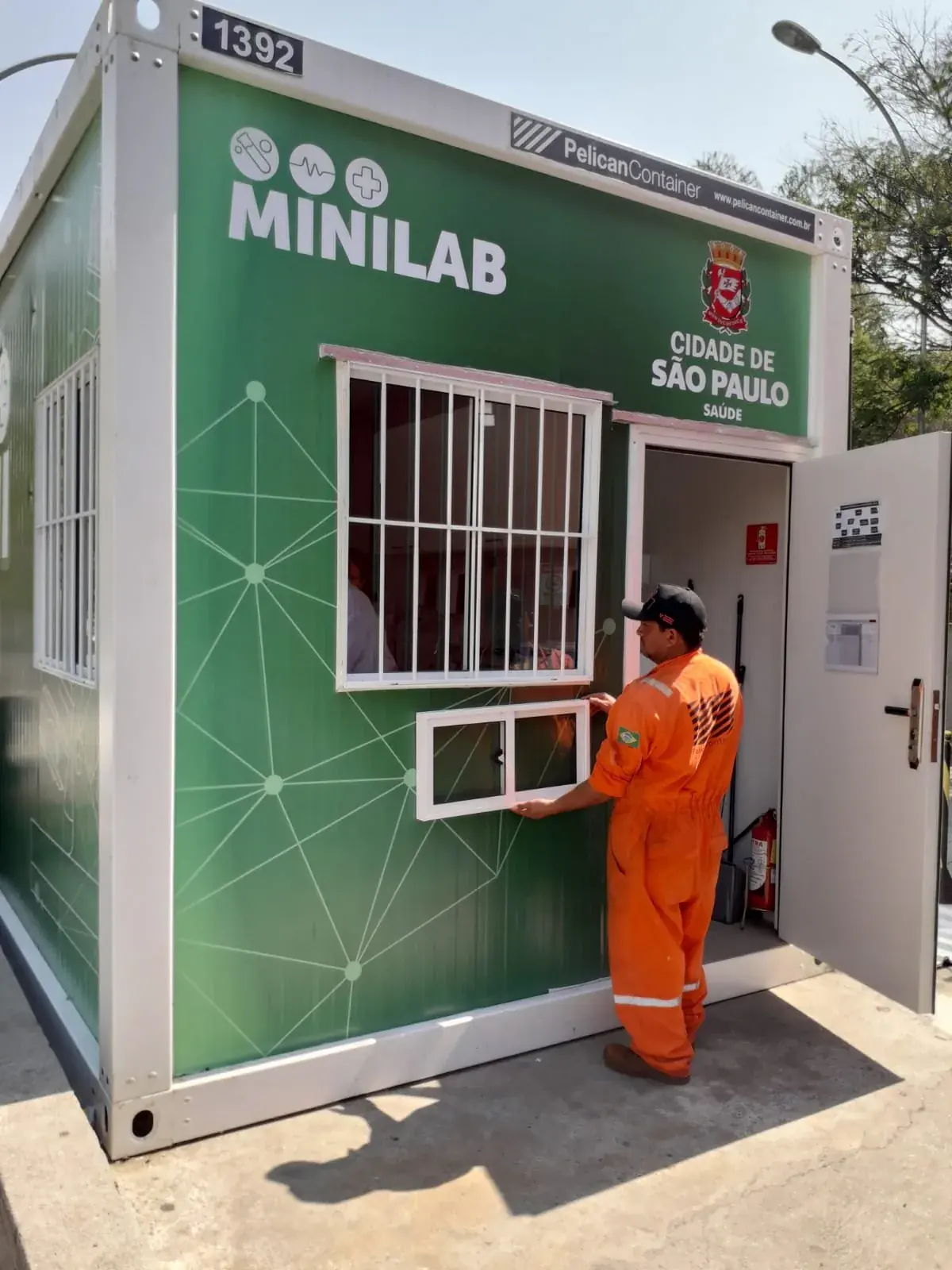 Laboratório móvel em container instalado em área industrial