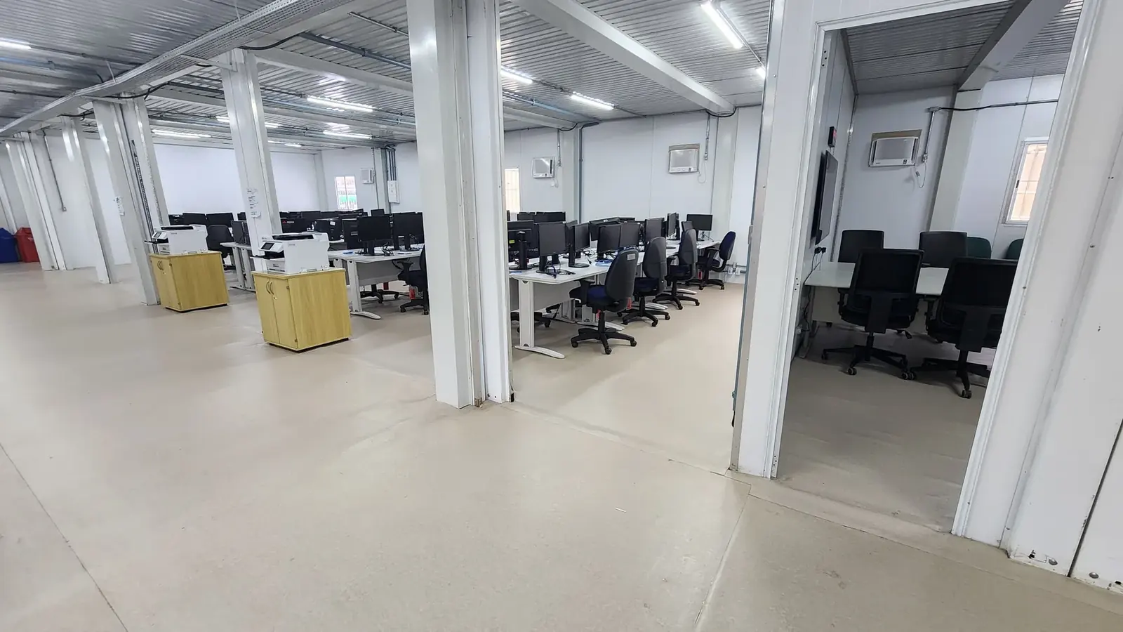 Escritório modular com estações de trabalho e divisórias