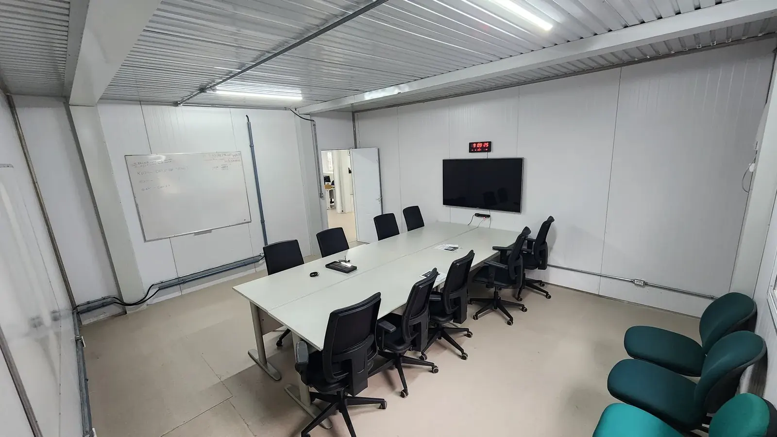 Sala de reunião montada em container modular
