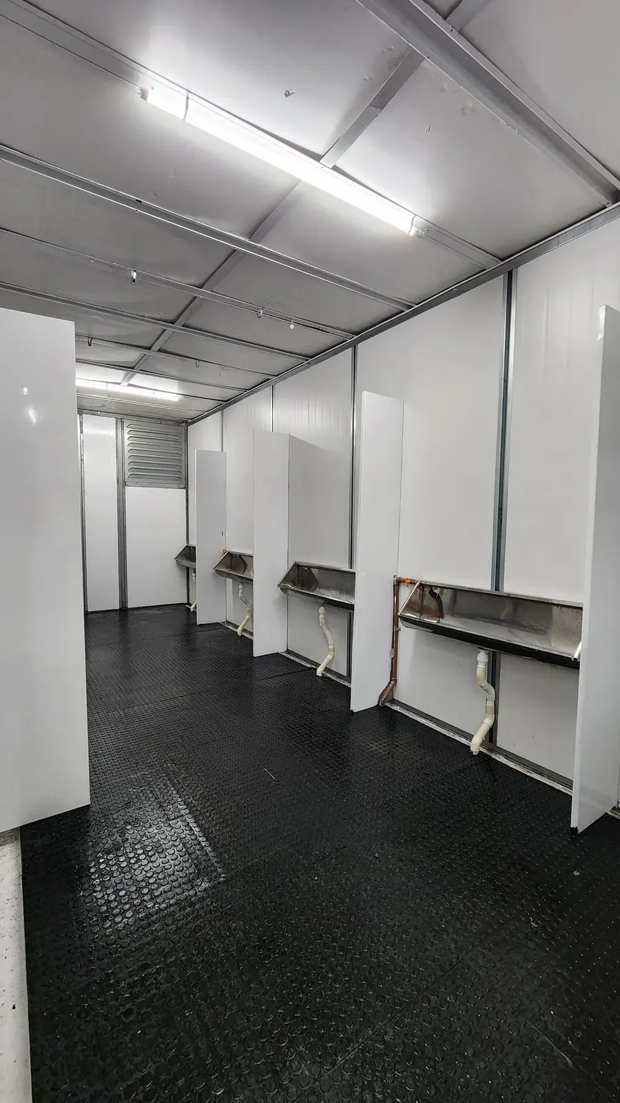 Almoxarifado modular com prateleiras e bancadas