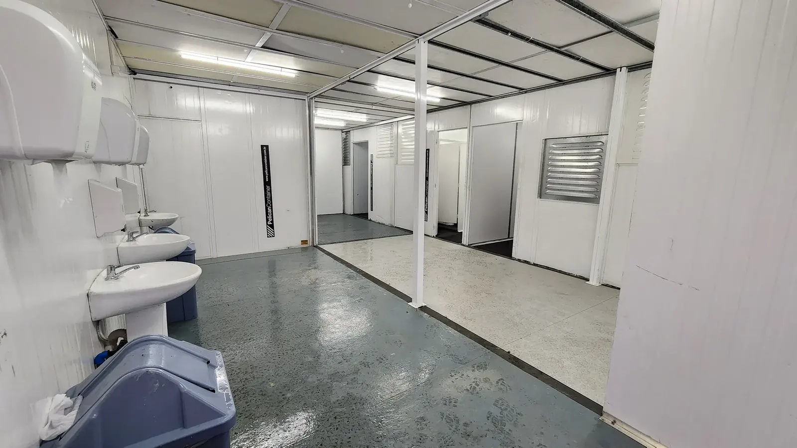 Sanitário modular com bancada e divisórias