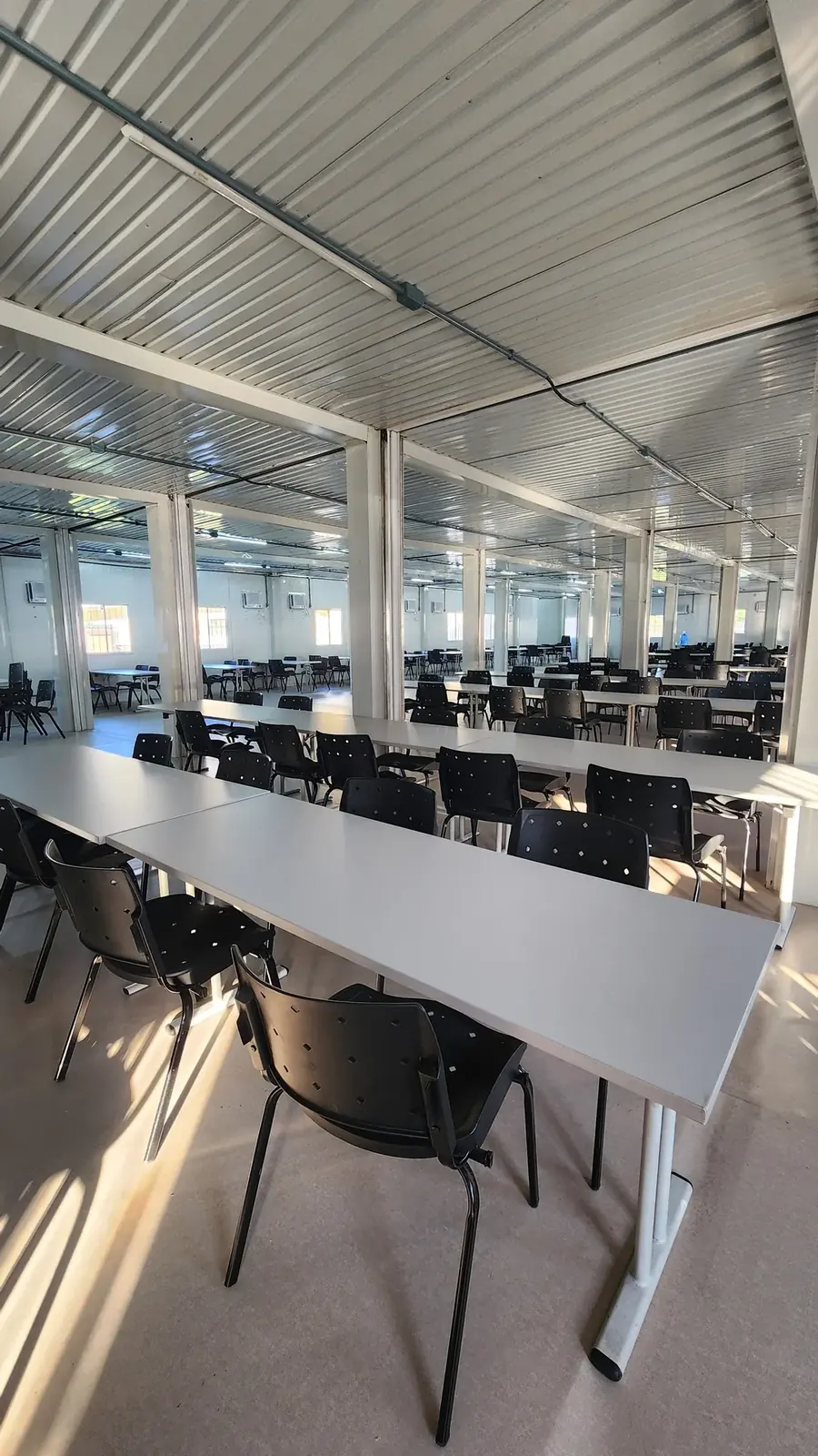 Refeitório modular com mesas e cadeiras para grande número de colaboradores