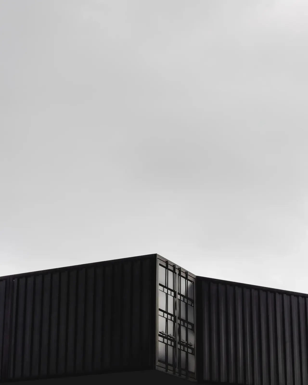 Container modular Pelican posicionado em pátio industrial