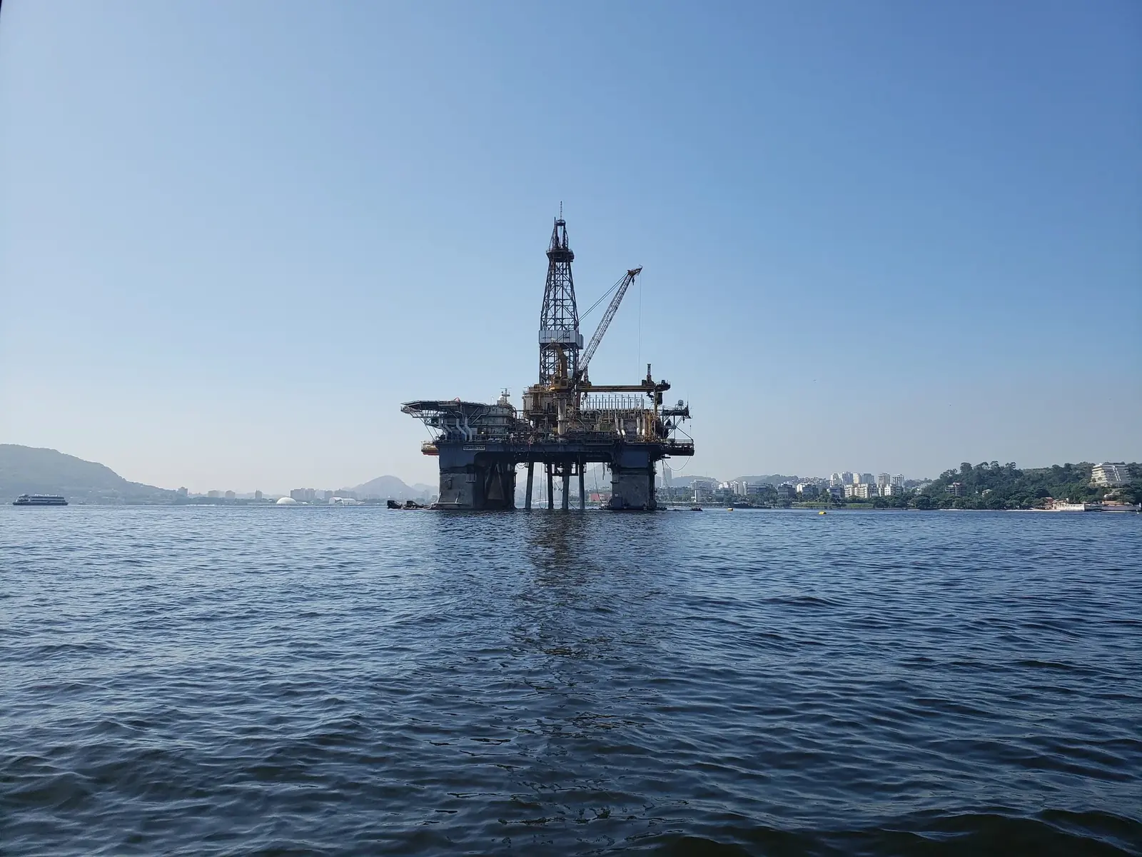 Plataforma offshore atendida por módulos de acomodação temporária
