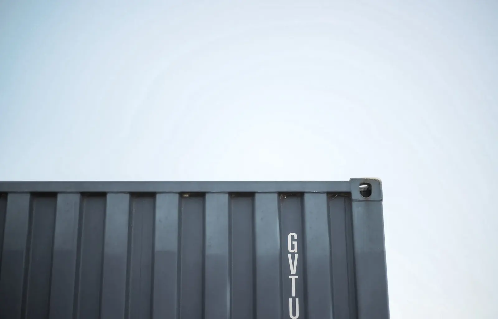 Container de armazenamento posicionado em área externa